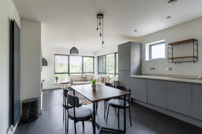35 Edmunds Vale 2 Bed 2 Bath ｜全新装修现代河景公寓｜两居两卫｜步行可达杜伦大学商学院